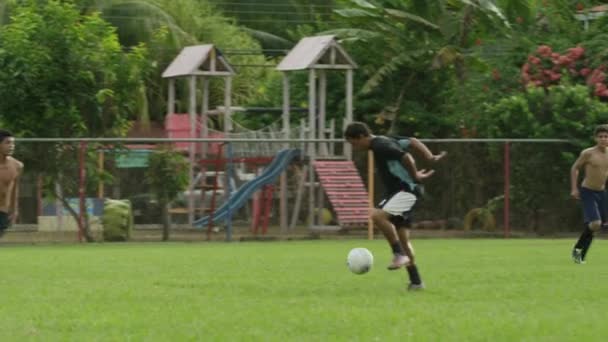 Equipos de fútbol jugando en el campo — Vídeo de stock