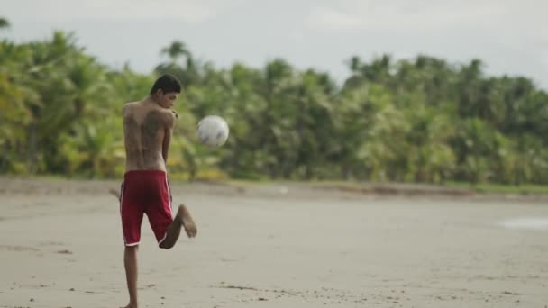 Menschen spielen mit Fußball am Strand — Stockvideo
