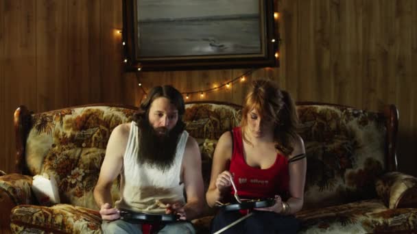 Cuplul care mănâncă ia mâncarea de Crăciun — Videoclip de stoc