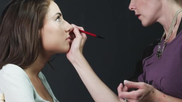 Artista applicando eye liner sull'occhio della donna — Video Stock