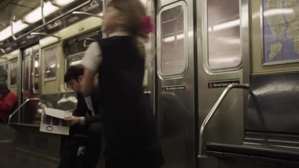 Comutadores viajando em trem de metrô — Vídeo de Stock