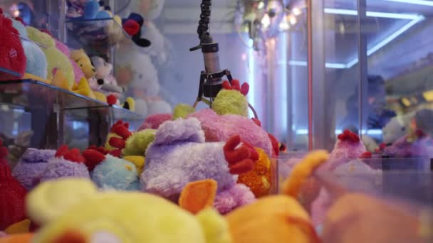 Garra soltando brinquedo recheado na máquina de arcade — Vídeo de Stock