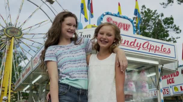 Девушки улыбаются на ярмарке — стоковое видео