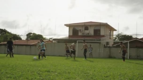 Футбольні команди, що грають на полі — стокове відео