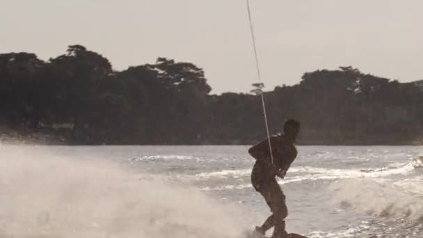 Ung man på wakeboard — Stockvideo