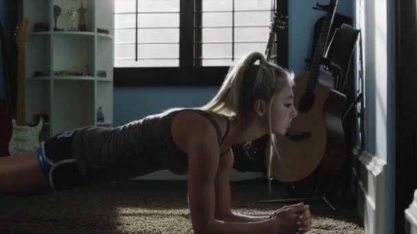 Girl doing planks in bedroom — Stock Video