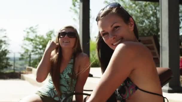 Девушки в купальниках улыбаются в камеру — стоковое видео
