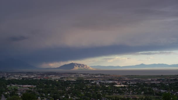 Storm wolken boven stadsgezicht en berg — Stockvideo