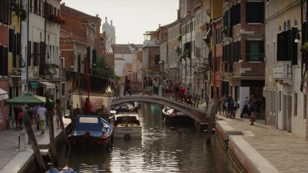 Pessoas atravessando ponte no canal veneziano — Vídeo de Stock