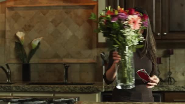 Mulher carregando vaso de flores — Vídeo de Stock