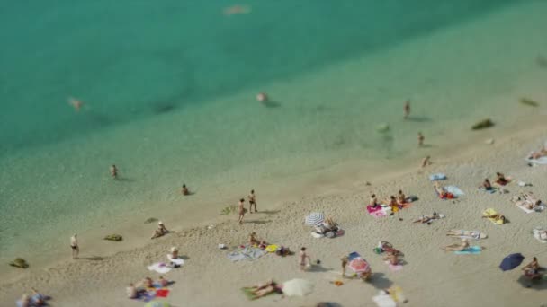 Люди, наслаждающиеся пляжем — стоковое видео