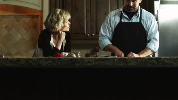 Mężczyzna cięcia marchew w kuchni — Wideo stockowe