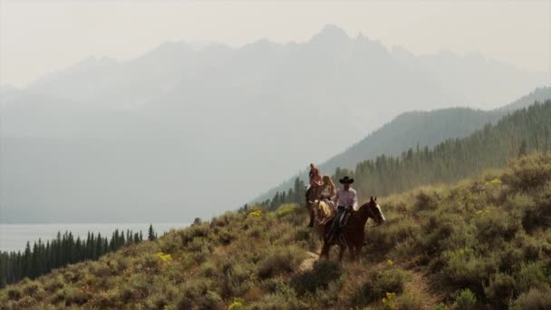 Amis équitation près du lac — Video