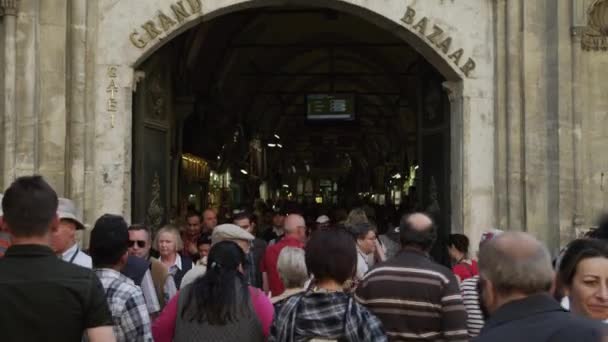 Люди, що йдуть через ворота Гранд Baazar — стокове відео