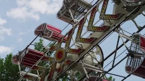 Spinning paseo por el parque de atracciones — Vídeos de Stock