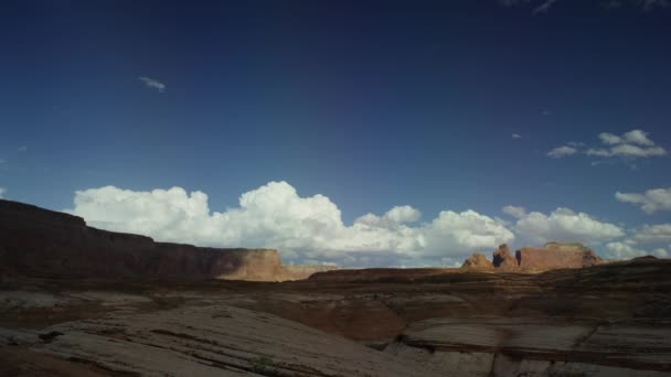 Nubes pasando por el paisaje del desierto — Vídeos de Stock