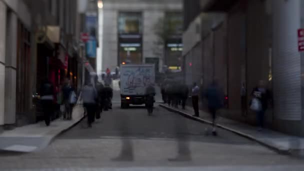 Drukke straat met mensen wandelen — Stockvideo