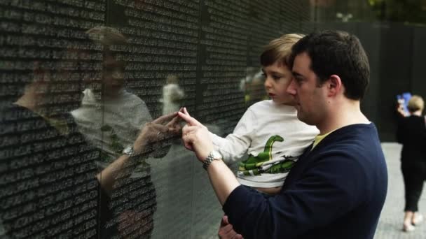 父亲和儿子在纪念墙 — 图库视频影像