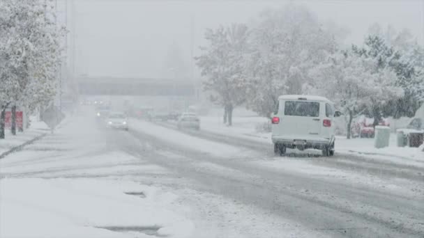 Nieve cayendo sobre coches — Vídeo de stock