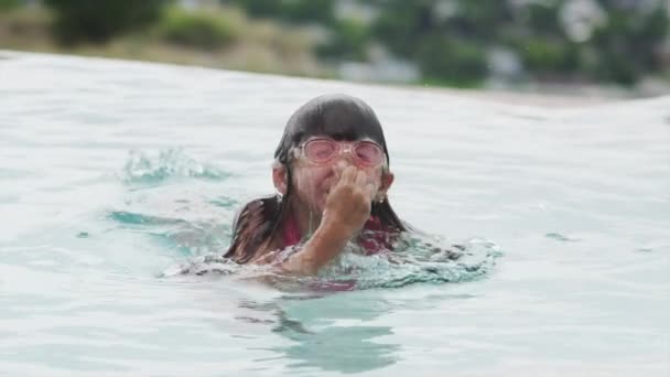 Menina brincando na piscina — Vídeo de Stock