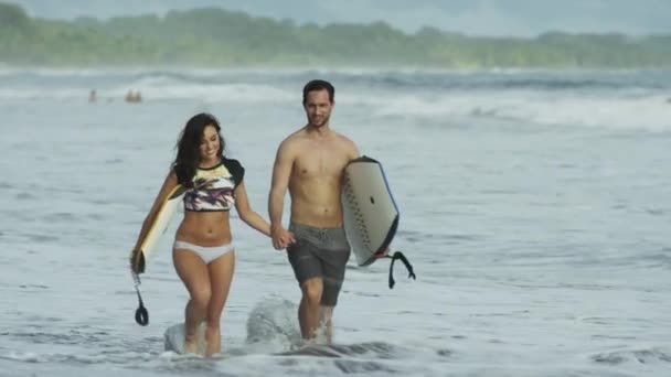 夫妻在海浪中散步 — 图库视频影像