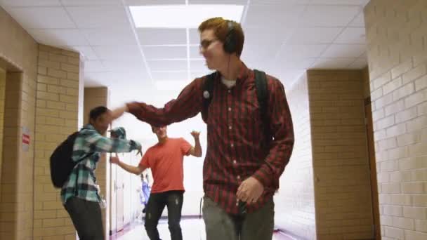 Estudiante bailando en pasillo escolar — Vídeo de stock