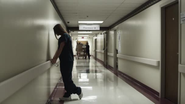 Woman waiting in hospital corridor — Stock Video