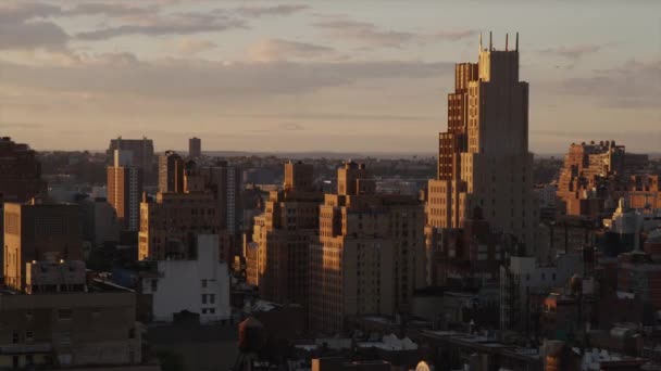 Paisaje urbano al atardecer en Nueva York — Vídeos de Stock