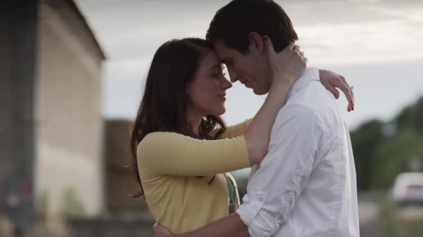 Joven pareja besándose — Vídeo de stock