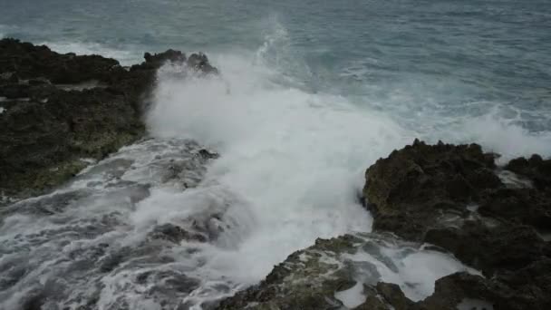 Pedras na praia no mar — Vídeo de Stock