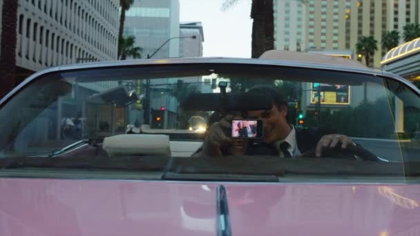 都市を照明ネオンを通してカップル運転 — ストック動画