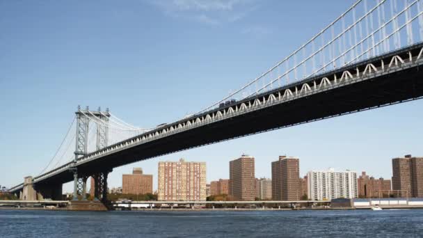 Manhattan-Brücke mit Skyline der Innenstadt — Stockvideo