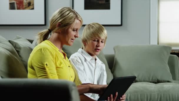 母亲和儿子使用平板电脑 — 图库视频影像
