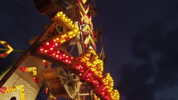 Spinning cipzár utazás, vidámpark — Stock videók