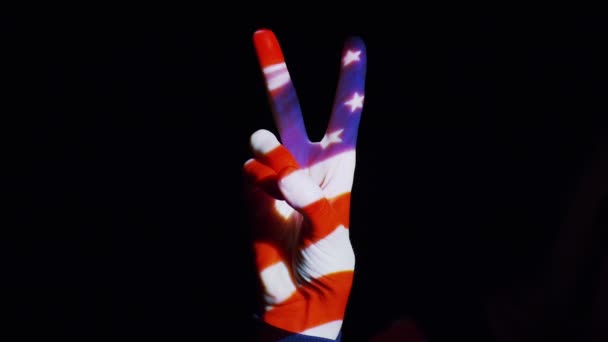 Amerikaanse vlag geprojecteerd op menselijke hand — Stockvideo