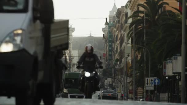 Зустрічного руху на зайнятий міській вулиці — стокове відео