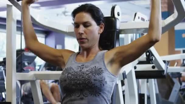 在健身房锻炼的妇女 — 图库视频影像