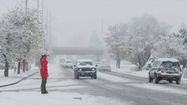 Neve caindo na mulher cruzando rua ocupada — Vídeo de Stock