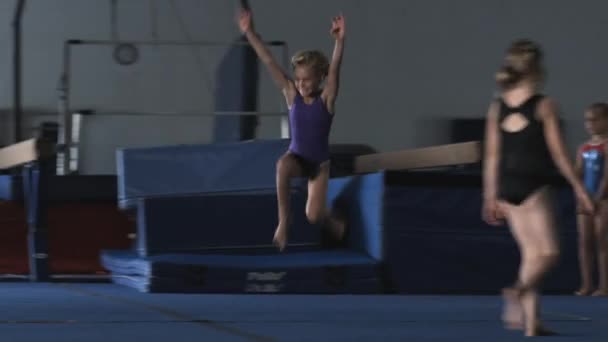 Meninas fazendo saltos no ginásio — Vídeo de Stock