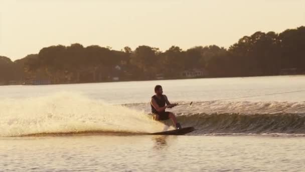 Jovem fazendo truque no wakeboard — Vídeo de Stock