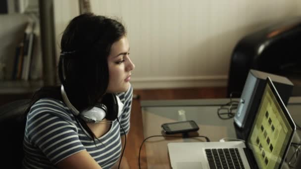 Menina adolescente usando laptop — Vídeo de Stock