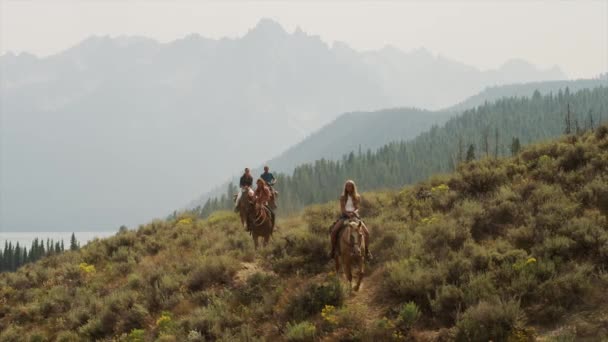 Vrienden horseback het berijden in de buurt van lake — Stockvideo