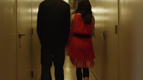 Paret gick nerför korridoren — Stockvideo