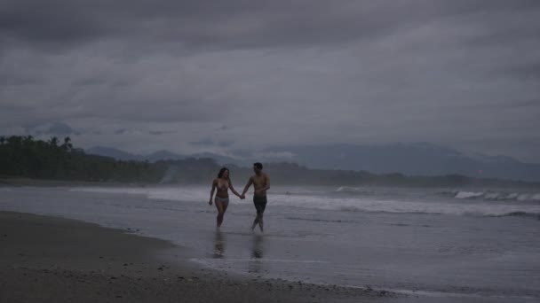 Пара прогулки по пляжу — стоковое видео