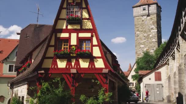 Edificios en el casco antiguo — Vídeo de stock