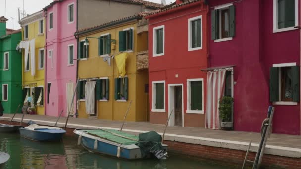 Bâtiments colorés le long du canal urbain — Video