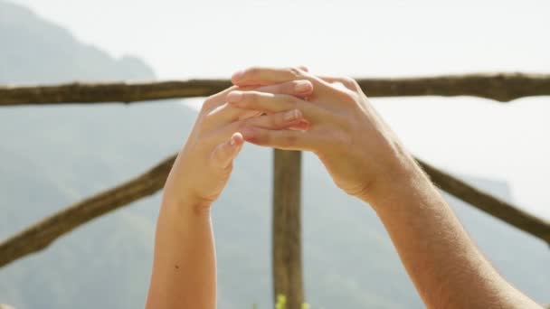 Pareja tocando las manos en balcón — Vídeos de Stock