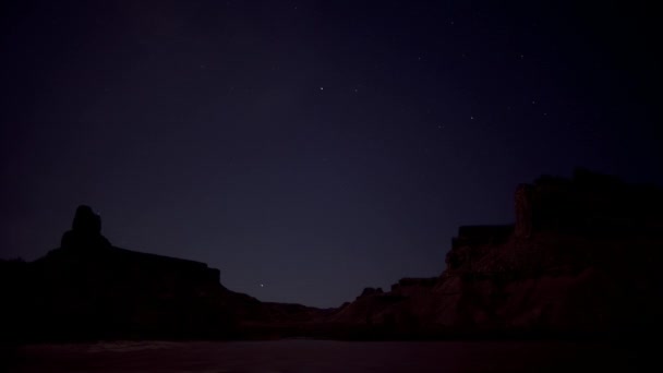 Nubes y estrellas que pasan sobre montañas — Vídeos de Stock