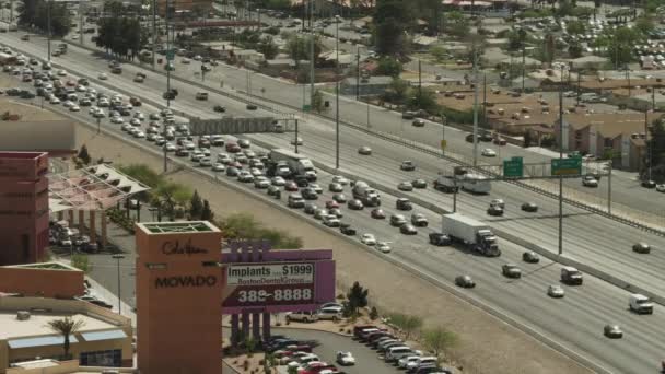 Las Vegas 'ta otoyolda trafik — Stok video