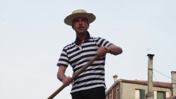 Gondolier steering boat standing on gondola — Stock Video